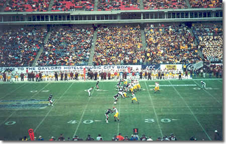 Minnesota and Virginia battle in the 2005 Music City Bowl