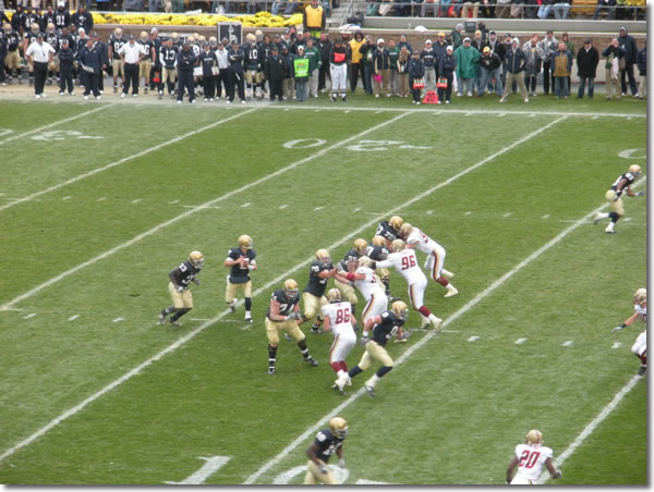 Jimmy Clausen dropping back to pass for Notre Dame